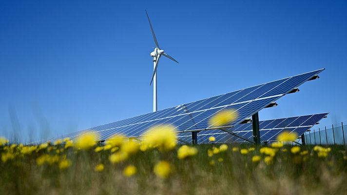 Telediario 1 - Precio de la luz este lunes: mínimo histórico con cifras en negativo, ¿qué supone esta bajada?