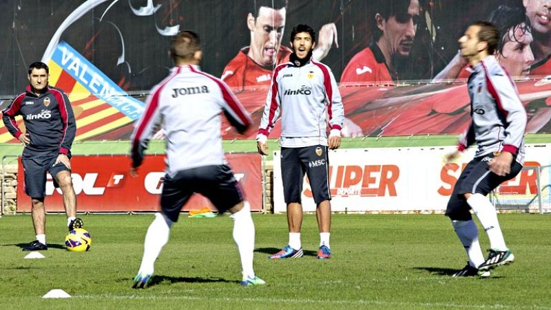Con la sirena de emergencia y en medio del incendio llega Valverde. Su Valencia está que arde. Y él lo tiene claro: "Al incendio hay que llevar agua no gasolina", ha dicho. Es lo mejor porque le esperan dos partidos seguidos contra Osasuna y en Pampl