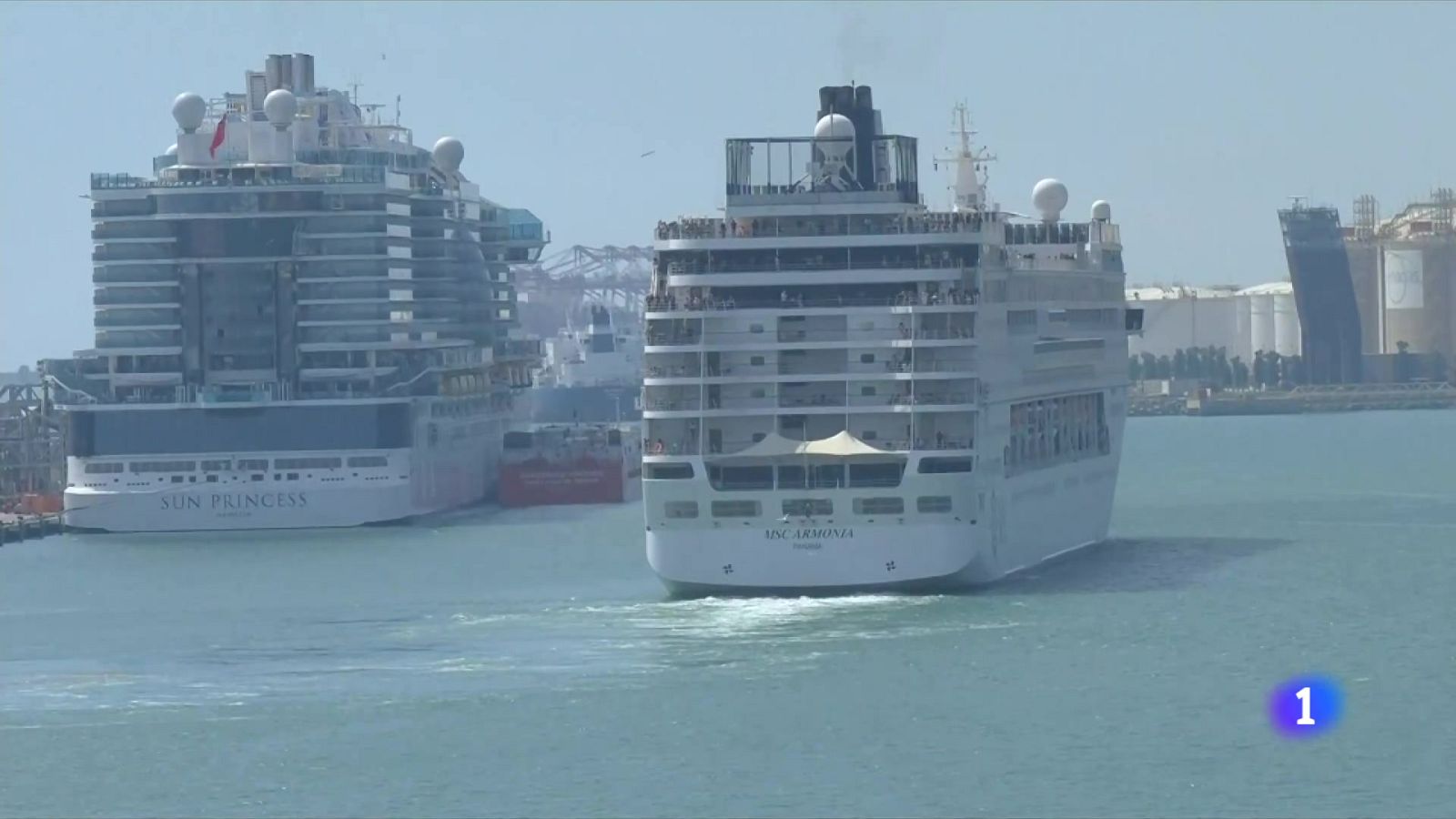 Invetiguen si hi ha mafies implicades en els visats falsos dels passatgers bolivians - L'Informatiu | Veure