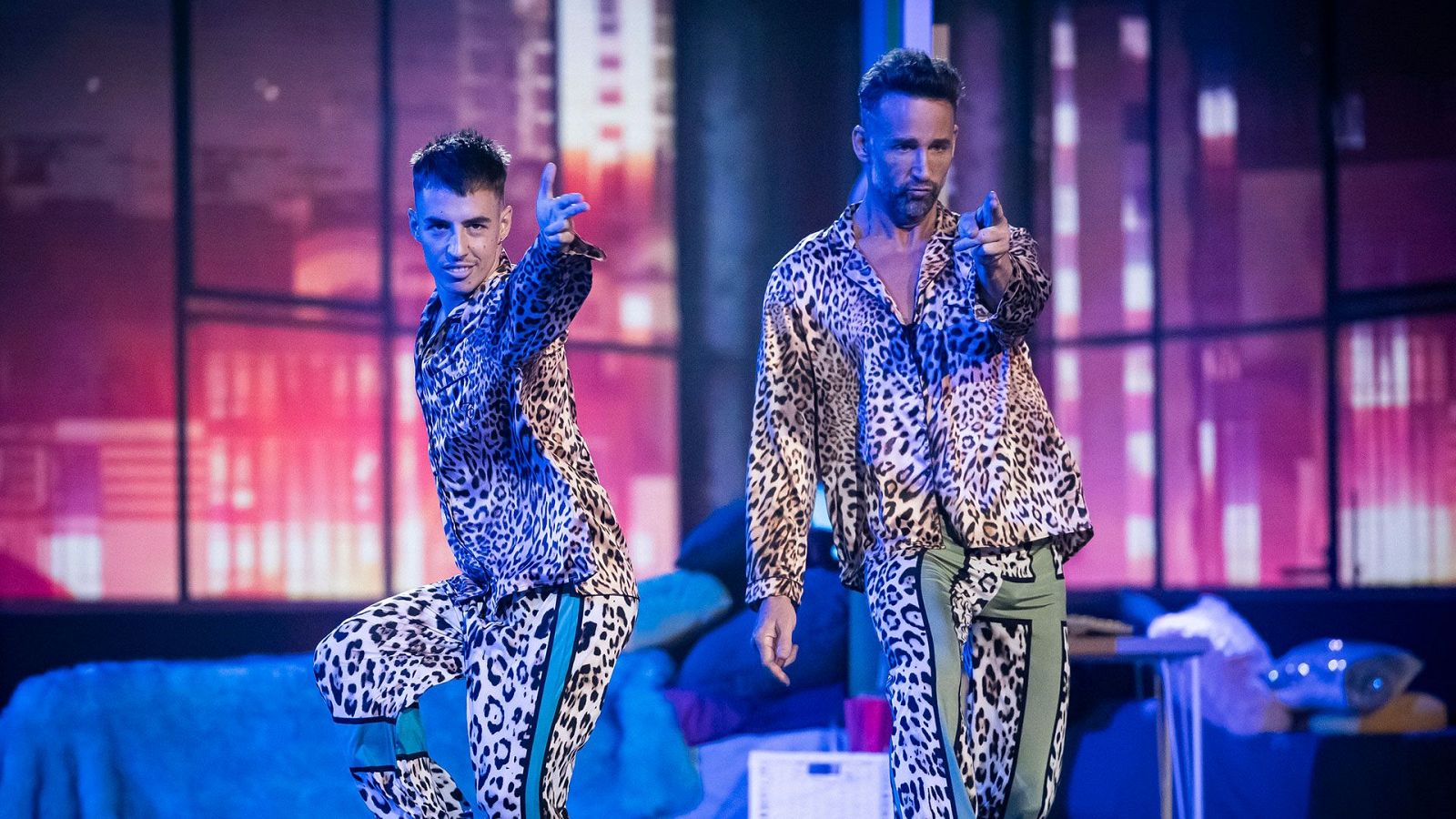 Raúl y Álvaro Muñoz Escassi, fusión "Linda" en 'Baila como puedas' - Baila como puedas | Ver