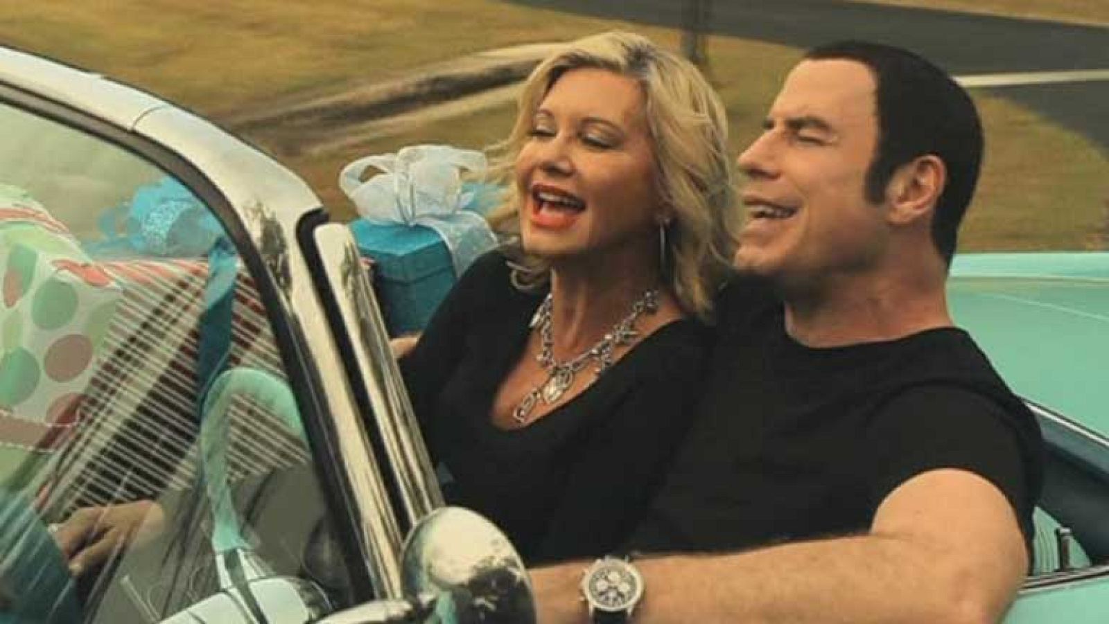 Reencuentro entre Olivia Newton John y John Travolta para cantar un villancico
