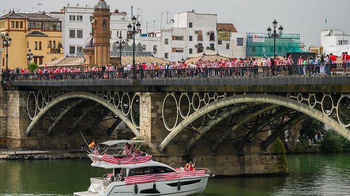 Copa del Rey - Aficionados del Athletic improvisan una gabarra en el Guadalquivir