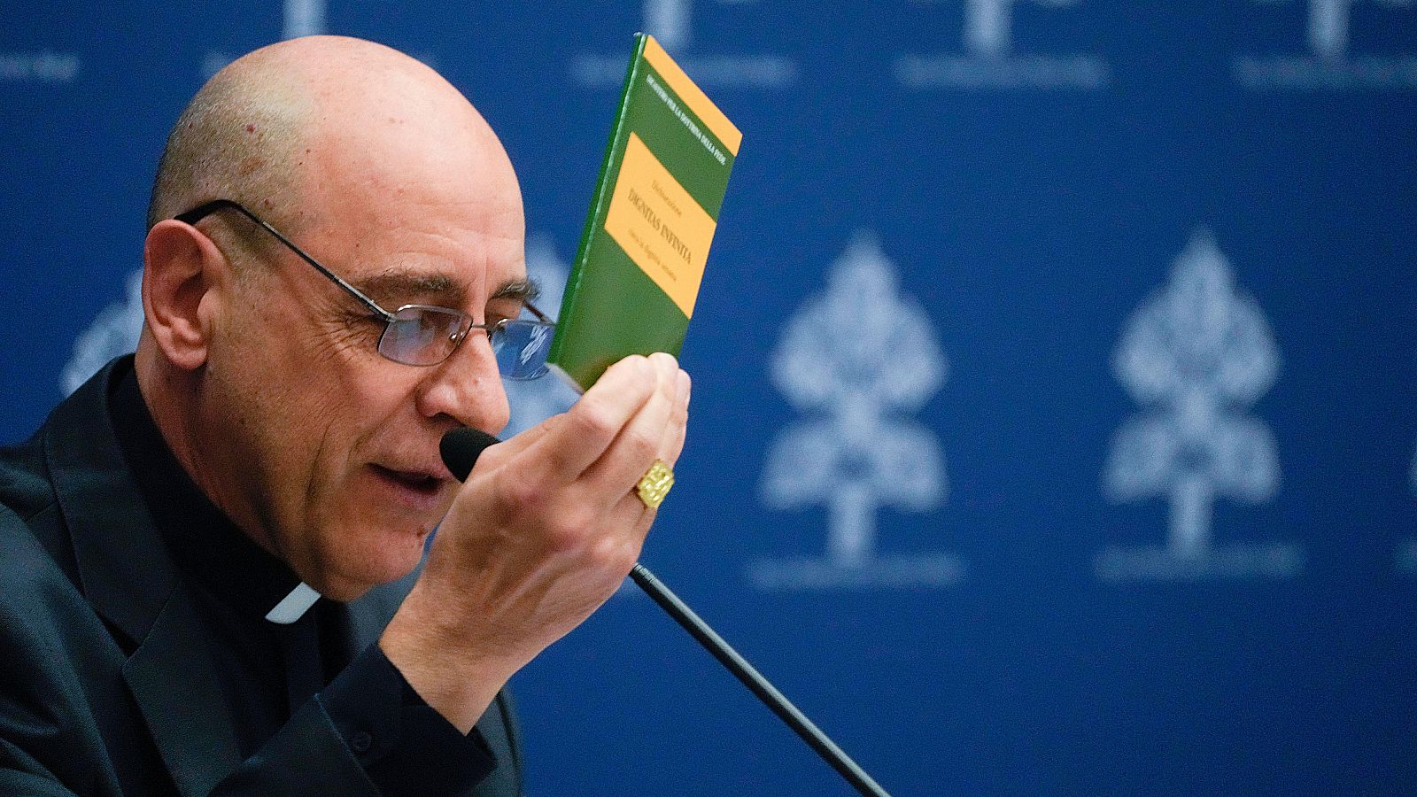 El Vaticano rechaza el cambio de sexo y la maternidad subrogada | Ver