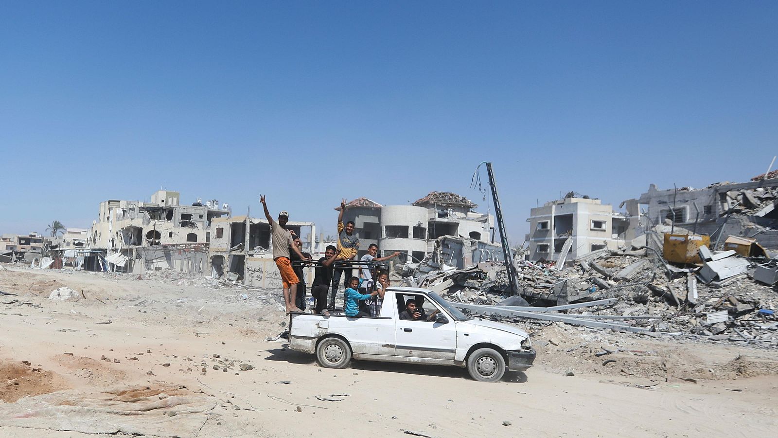 Parte de la población de Jan Yunis regresa a su ciudad tras la retirada israelí | Ver