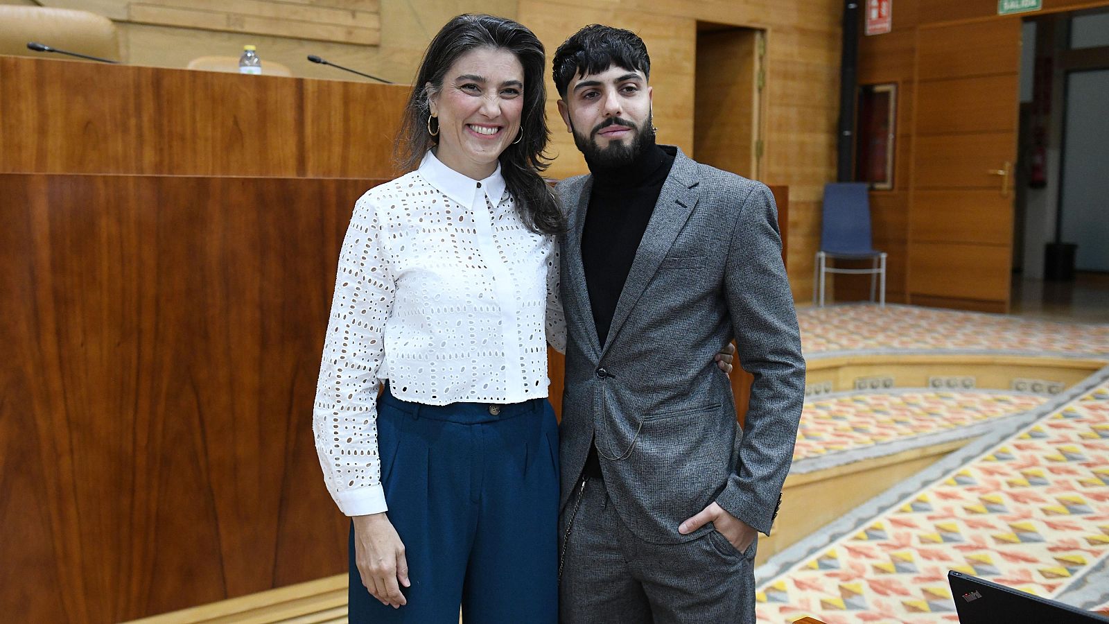 La Asamblea de Madrid ovaciona al diputado gitano Samuel Escudero | Ver