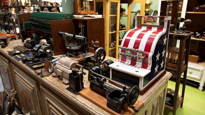 Telediario 2 - La feria Antik Almoneda es un auténtico viaje al pasado a través de objetos de distintas épocas