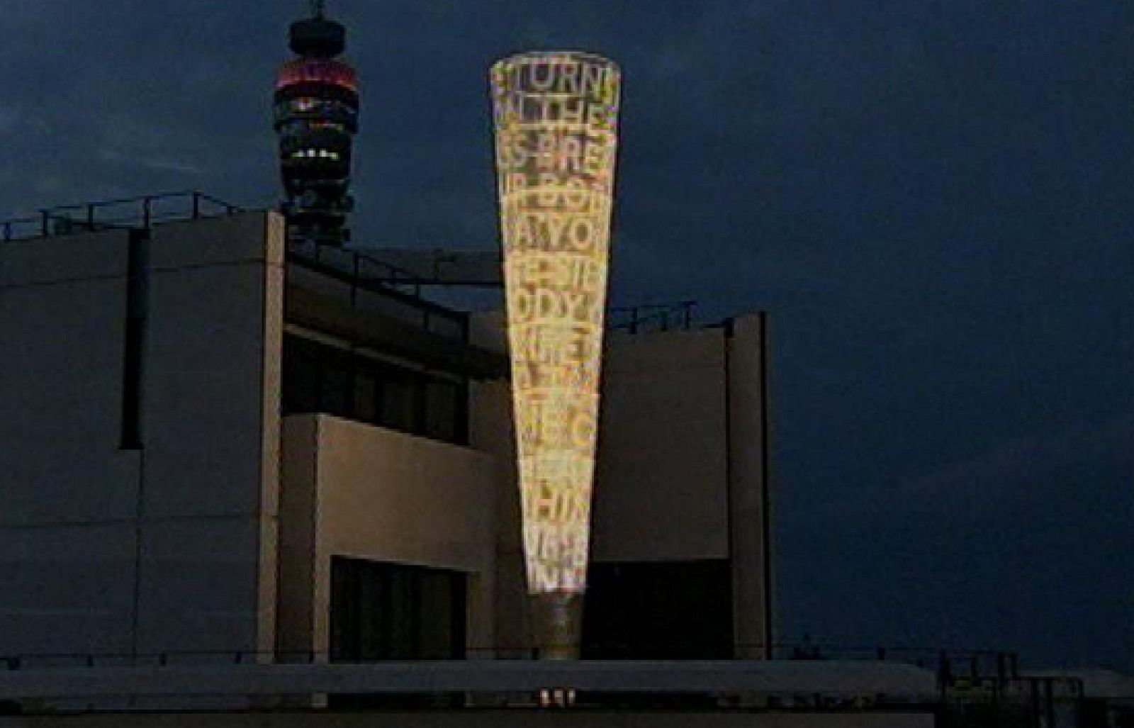 La sede de la BBC de Londres ha inaugurado una gran escultura de cristal en homenaje a todos los periodistas muertos ejerciendo su labor.