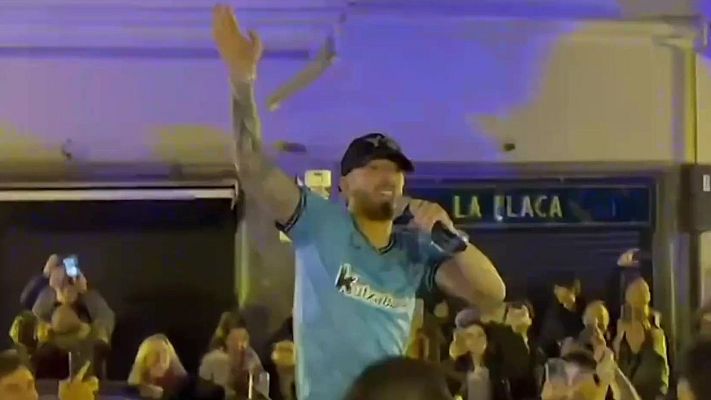 Telediario 1 - La plantilla del Athletic anticipa la Gabarra con una 'txaranga' nocturna por las calles de Bilbao