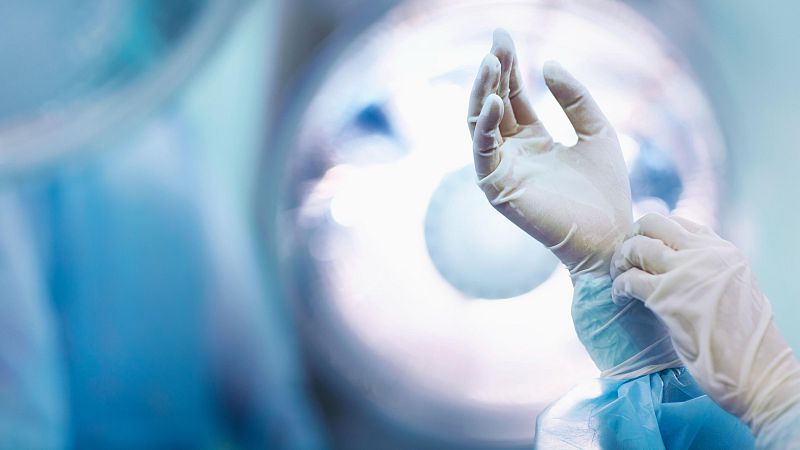 ¿Pueden los médicos MIR trabajar sin supervisión? - Telediario 1 | Ver