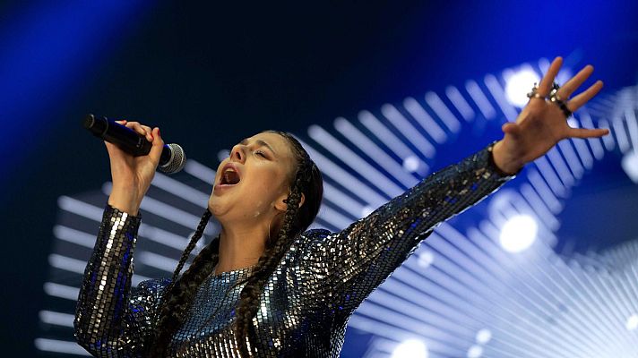 Eurovisión - TALI (Luxemburgo) canta "Fighter"