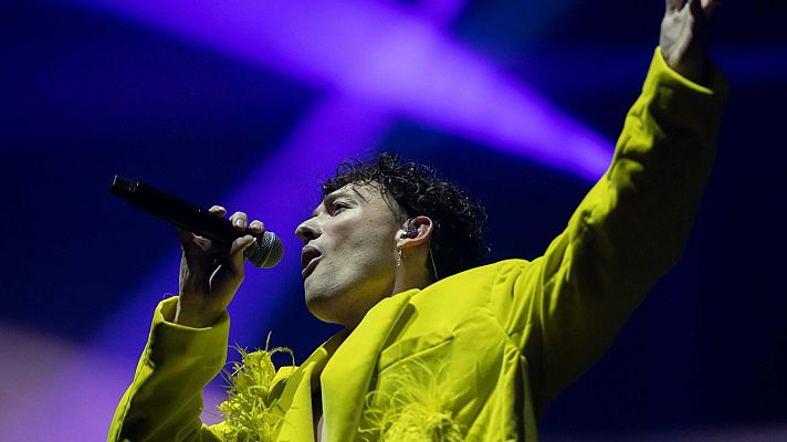 Eurovisión - Nemo (Suiza) canta "The Code"