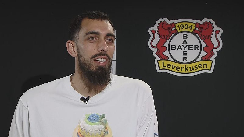 Borja Iglesias elogia a Xabi Alonso, su entrenador en Leverkusen: "Es buena persona y trabaja bien"