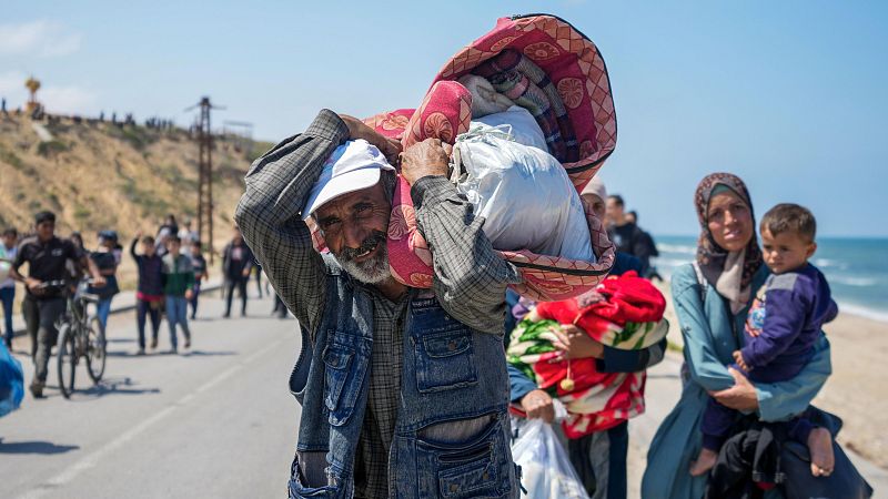 Miles de palestinos desplazados tratan de regresar a sus casas en el norte de la Franja de Gaza