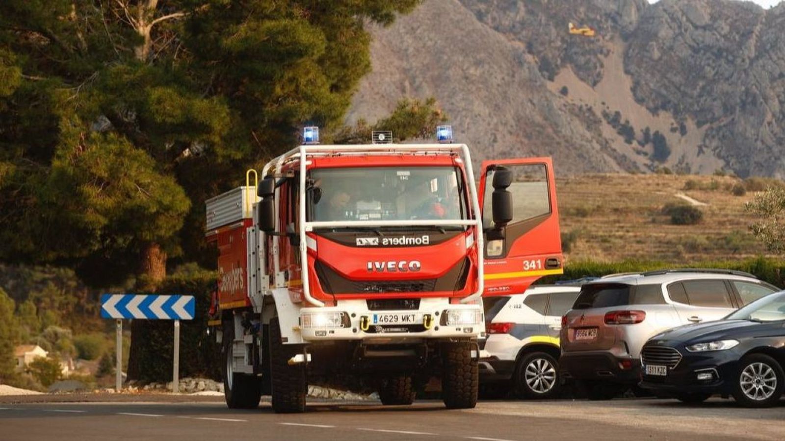 Los bomberos tratan de extinguir un incendio forestal en Tàrbena, Alicante | Ver