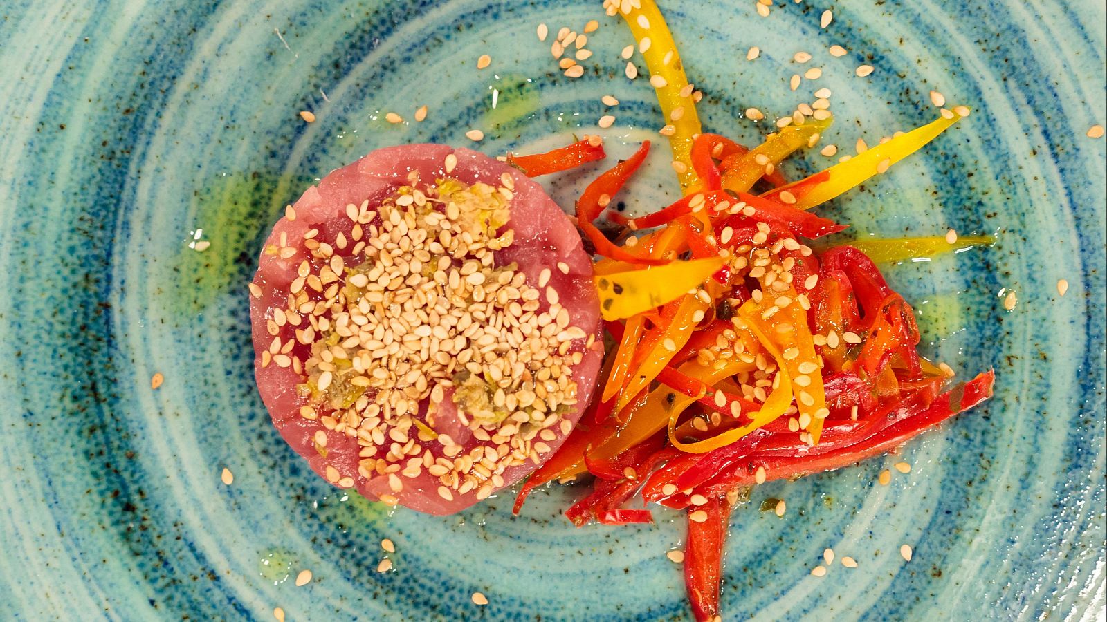 Ensalada de pimiento amarillo macerados con tartar de atún - Saber vivir | Ver