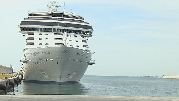 L'informatiu - Comunitat Valenciana - Castelló rep un creuer de luxe amb 1.200 persones a bord entre turistes i tripulació