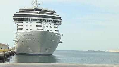 Castell� rep un creuer de luxe amb 1.200 persones a bord entre turistes i tripulaci� - L'informatiu - Comunitat Valenciana | Ver