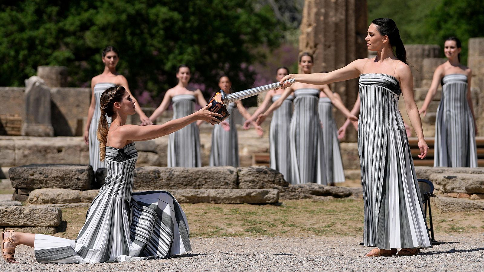 París 2024: la llama olímpica ya arde rumbo a los Juegos - Juegos Olímpicos París 2024 | Ver