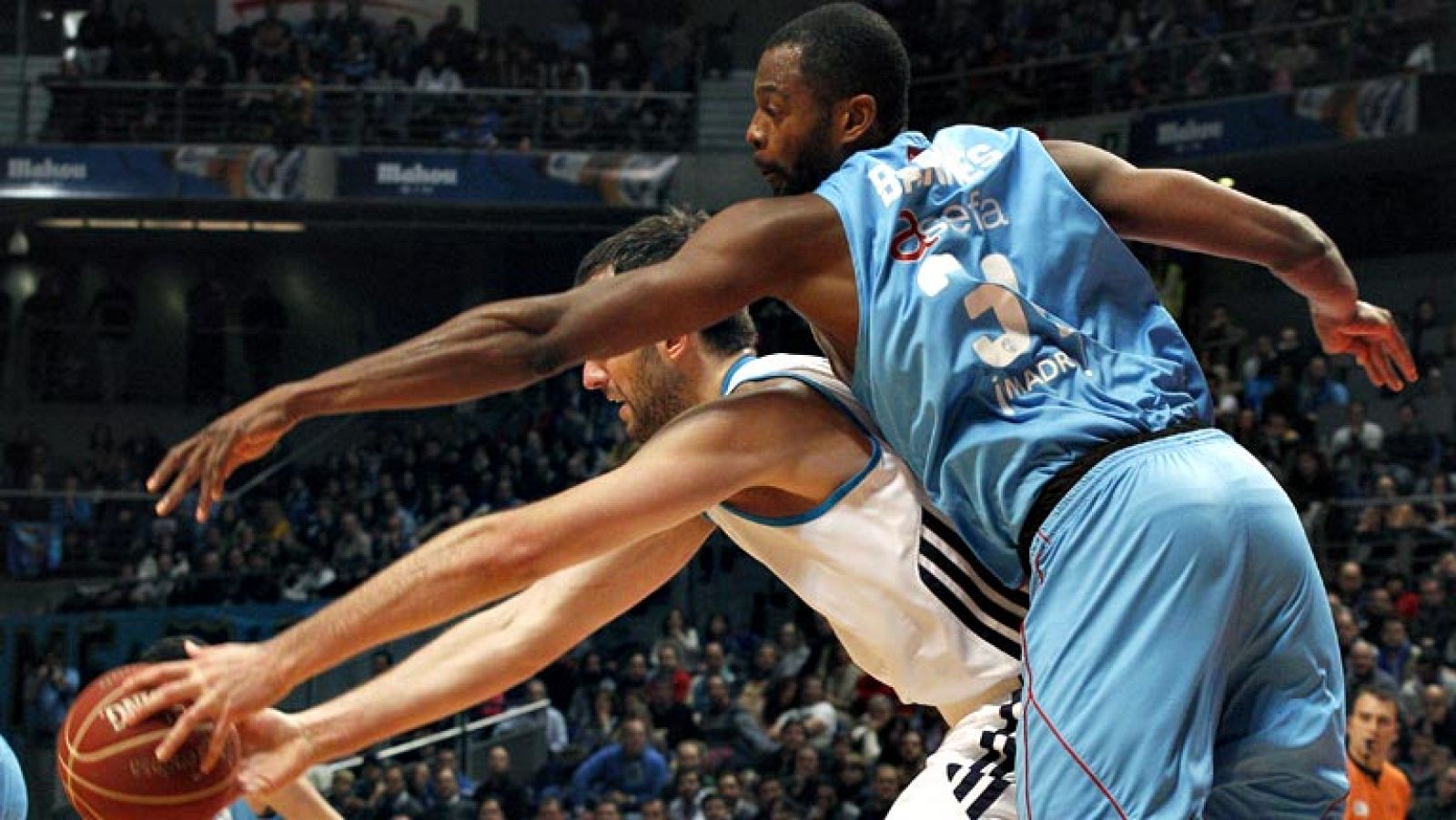 El Real Madrid prolongó hoy su racha a once partidos seguidos sin conocer la derrota en la Liga Endesa y reforzó su primer puesto a costa de un combativo Asefa Estudiantes, que no se rindió nunca. El encuentro estuvo más igualado de lo que señala el