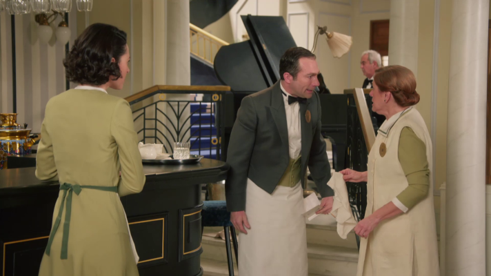 Salón de té La Moderna - Doña Lázara enfrenta a Elías y Esperanza