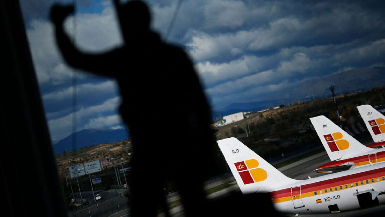 Iberia y sindicatos se sientan a negociar para intentar desconvocar la huelga | Ver