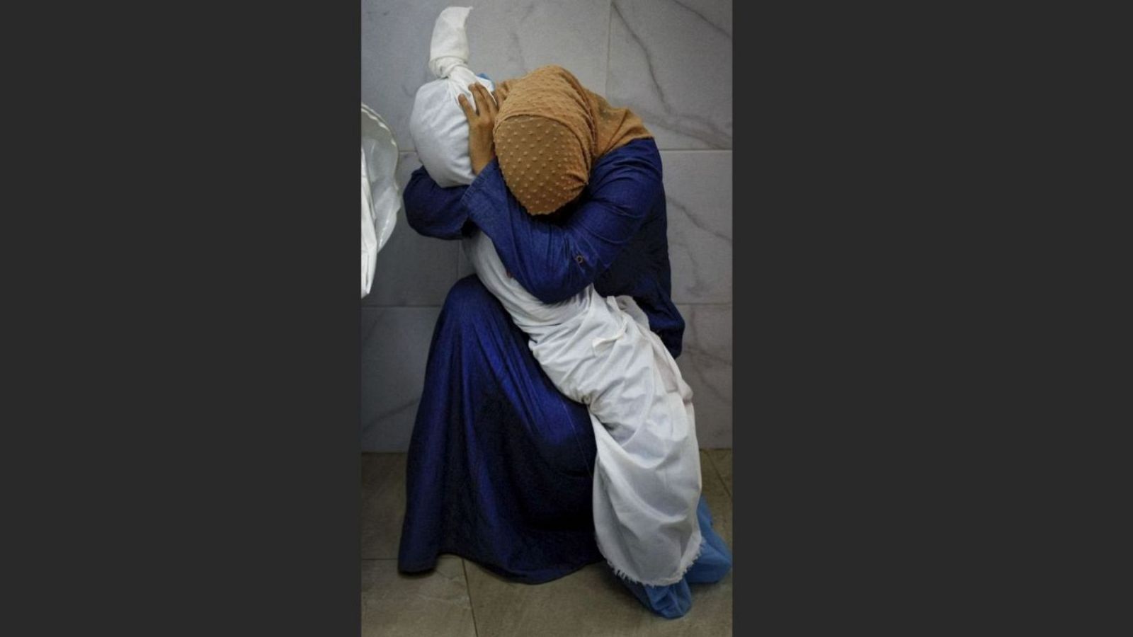 El abrazo de una mujer al cadáver de su sobrina en Gaza, foto del año en el World Press Photo 2024 - Telediario Internacional | Ver