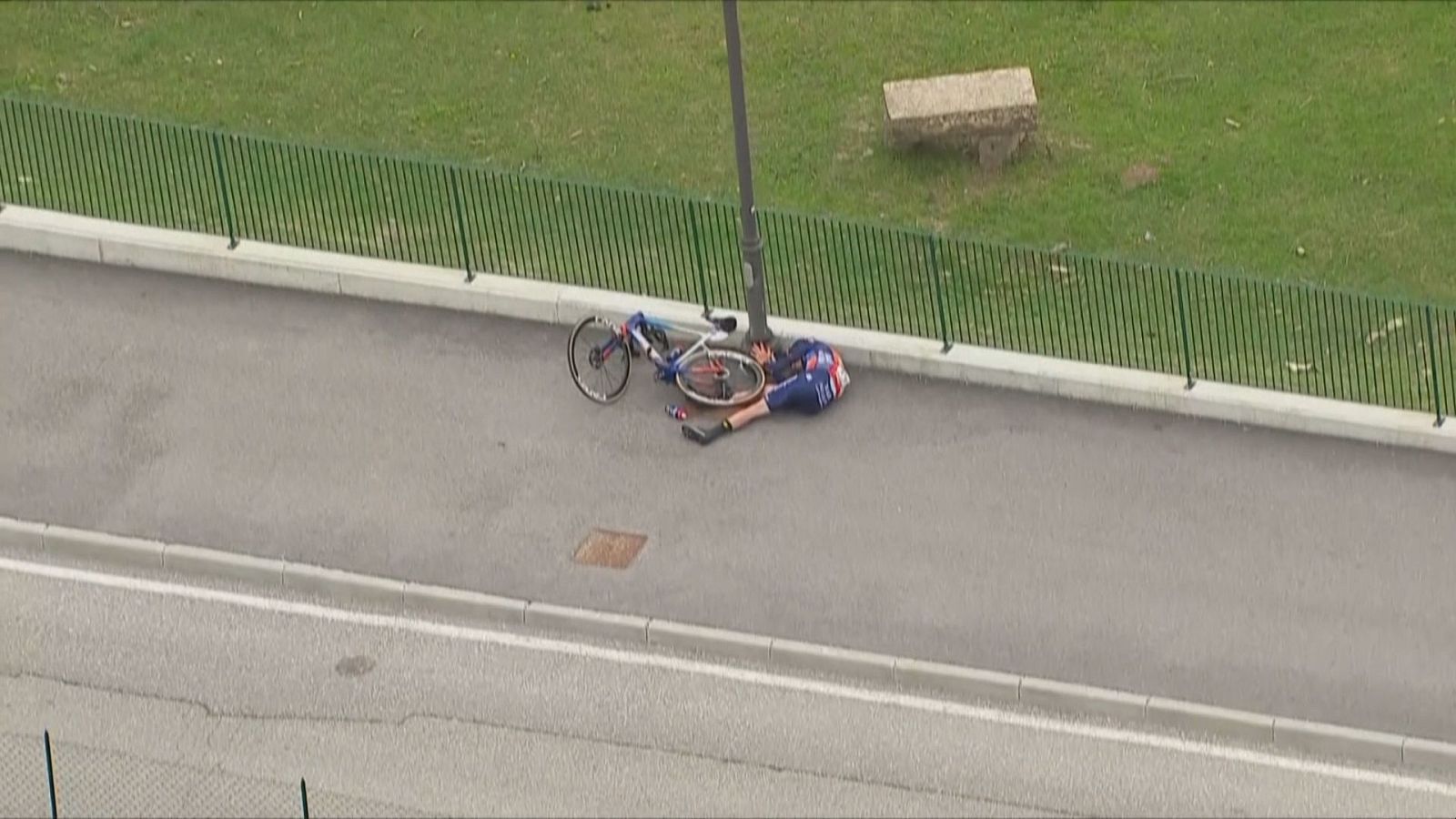 El ciclista Chris Harper choca de cabeza contra una farola - Ciclismo | Ver