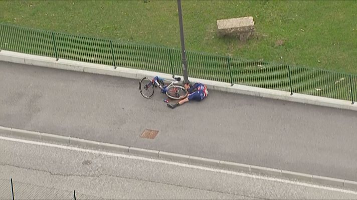 Ciclismo - El ciclista Chris Harper choca de cabeza contra una farola