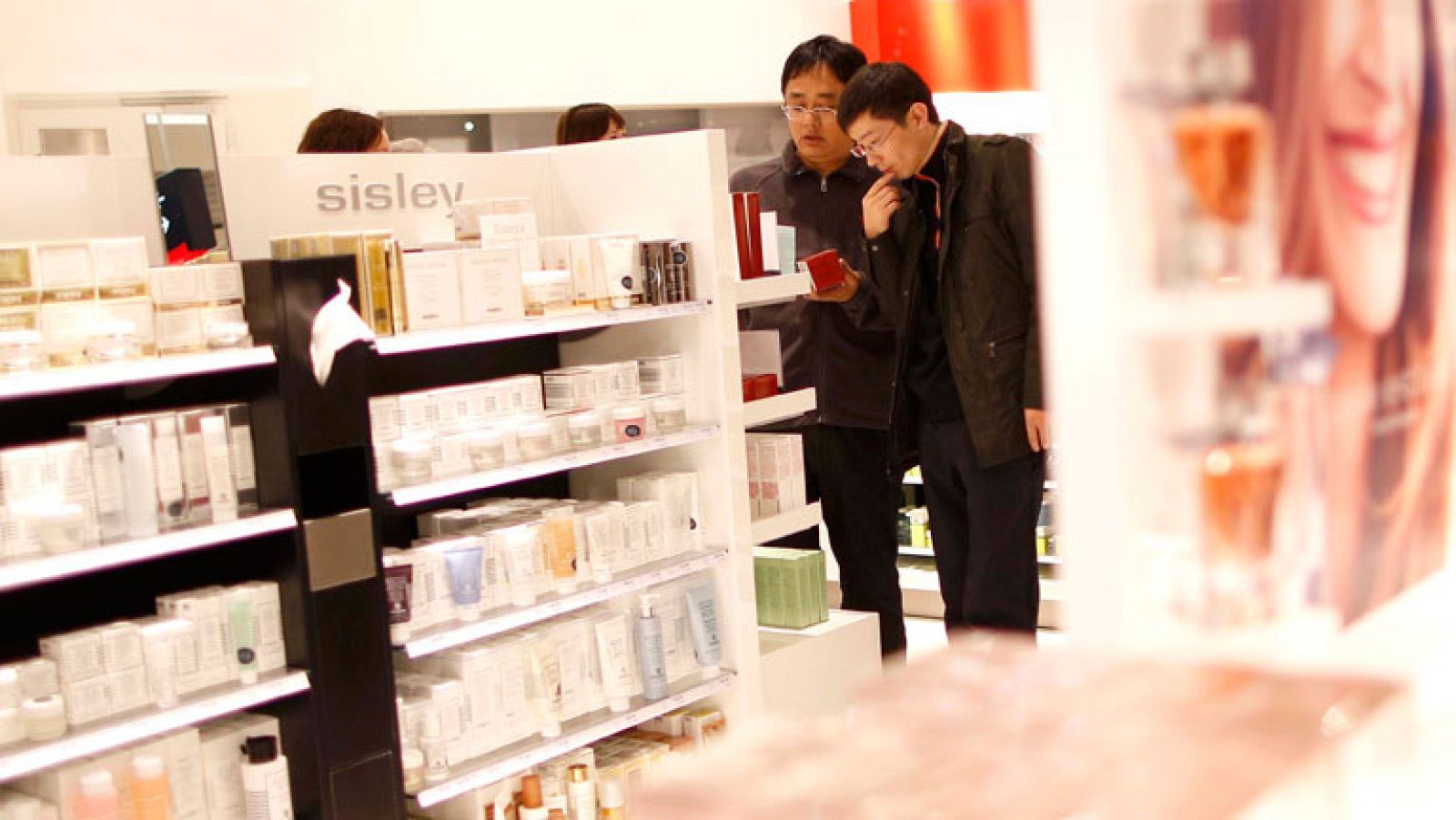 World Duty Free se adjudica la explotación comercial de los 'duty free' de Barajas - Informativo 24h | Ver