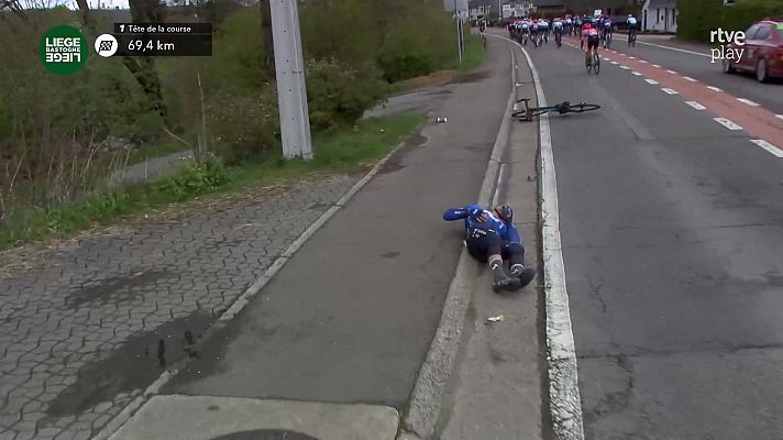 Ciclismo - Carlos Canal sufre un traumatismo craneal tras esta dura caída en Lieja-Bastoña-Lieja