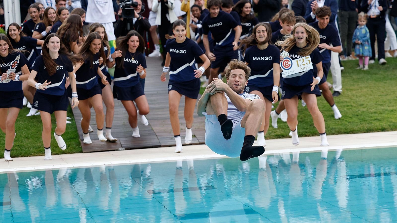 Ruud celebra su Godó con el tradicional baño en la piscina - Tenis | Ver