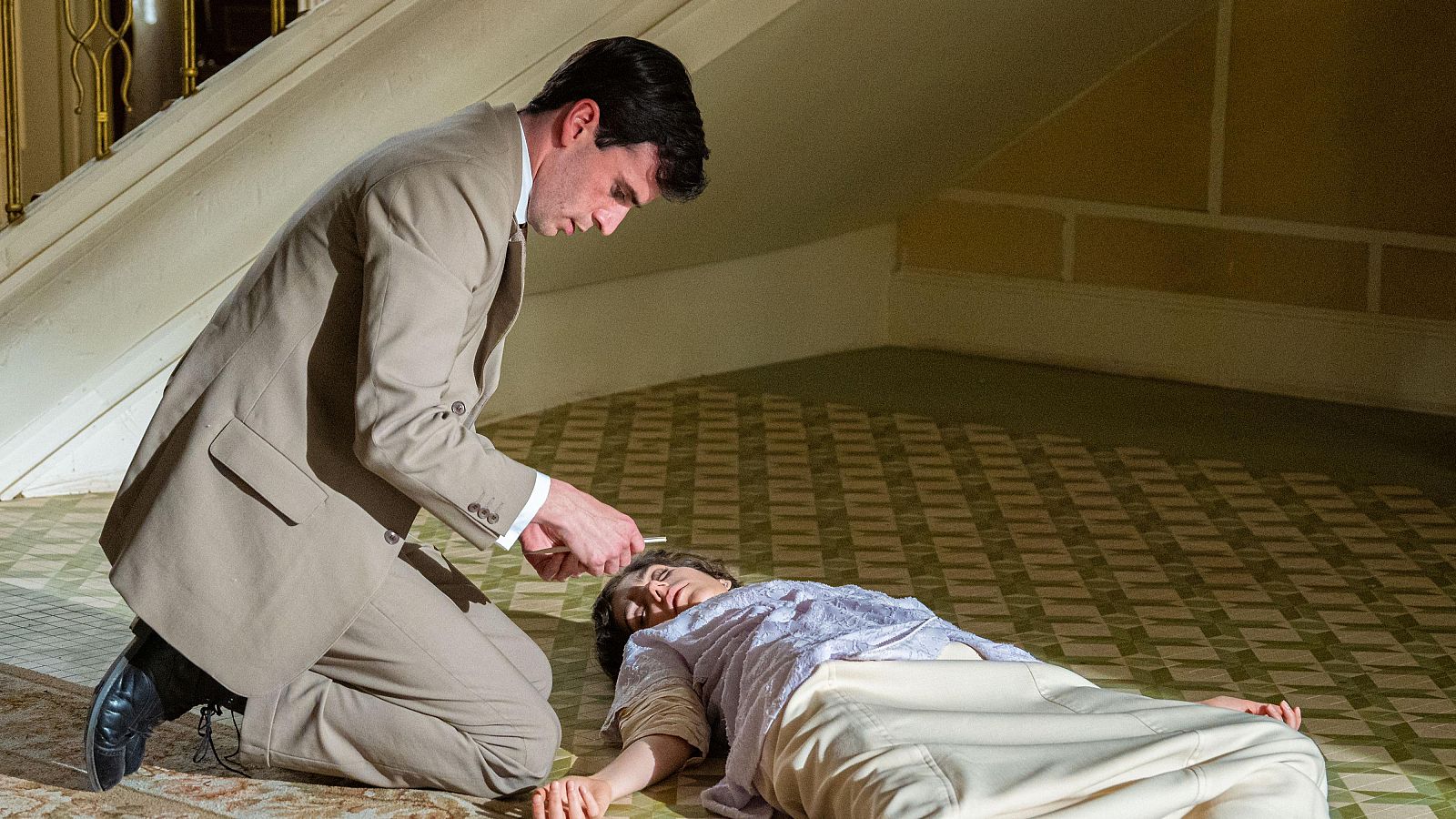 La Promesa: Abel encuentra las fotografías de la playa - La promesa | Ver