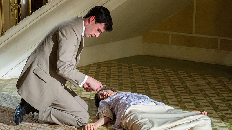 La Promesa: Abel encuentra las fotografías de la playa - La promesa | Ver