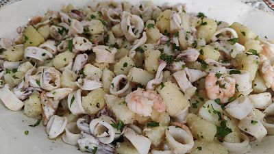 Receta de ensalada de patata con calamares y gambas, un plato fro para el verano