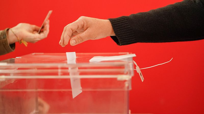 El PSOE reivindica su peso en el Pa�s Vasco y el PP celebra la "remontada" del partido | Ver