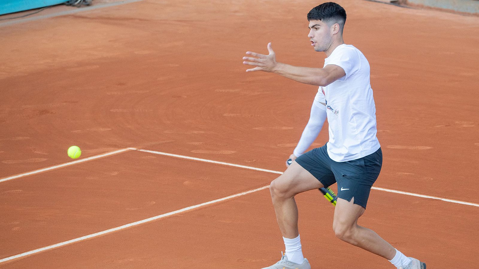 Carlos Alcaraz ya entrena en la Caja Mágica para el Open de Madrid | Ver