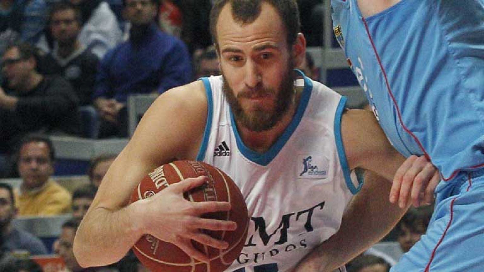 En la Liga Endesa de baloncesto el Real Madrid sigue líder invicto tras ganar el derbi madrileño ante Estudiantes y además copa dos de las tres mejores jugadas de la semana. colas La número 3 :el alehop entre Sergio Llull y Rudy Fernández. Jugada mar