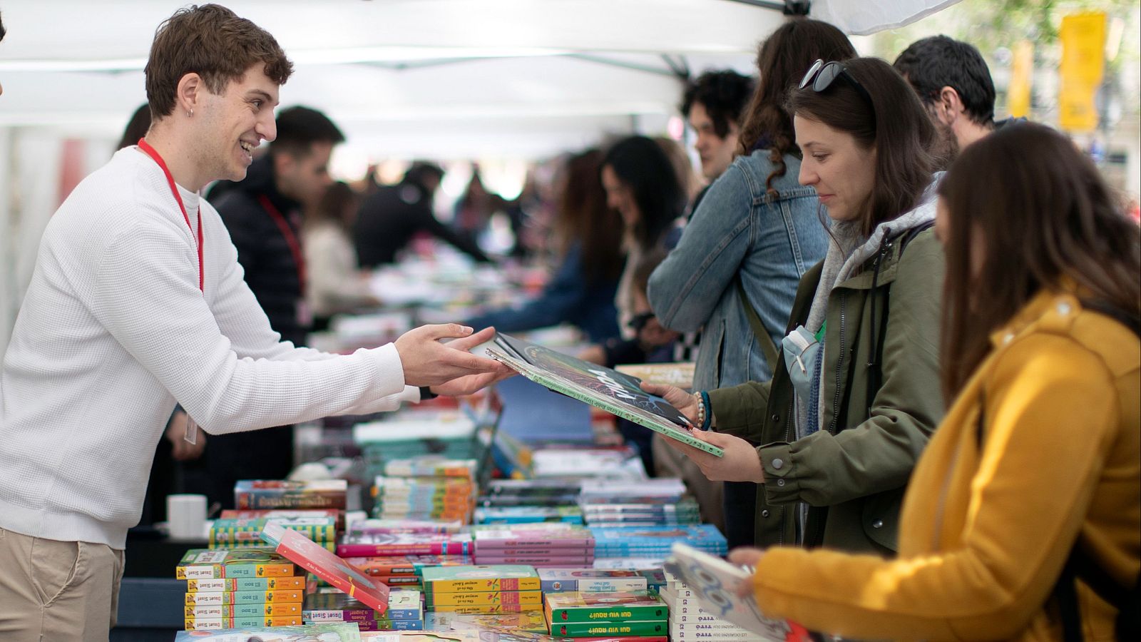 Las calles de Cataluña se llenan de libros y rosas por Sant Jordi | Ver