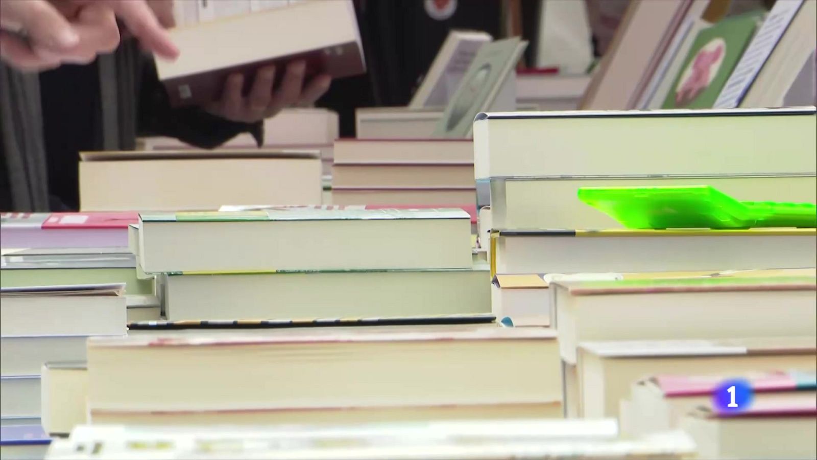 Escriptors i lectors celebren plegats la diada de Sant Jordi - L'Informatiu | Veure