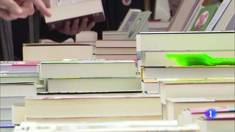 Escriptors i lectors celebren plegats la diada de Sant Jordi - L'Informatiu | Veure