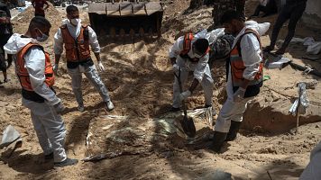 La ONU investiga la presencia de cad�veres maniatados entre los m�s de 300 hallados en fosas comunes en Gaza