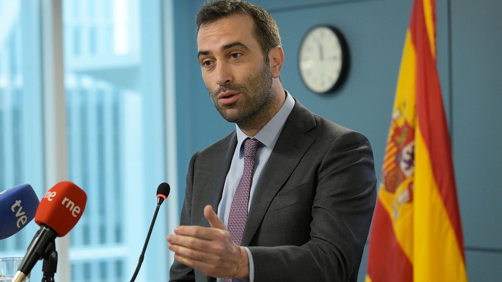 Economía confía en reducir el déficit al 3% este año - Informativo 24h | Ver