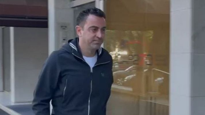 Fútbol - Xavi llega a la casa de Laporta con su renovación como telón de fondo