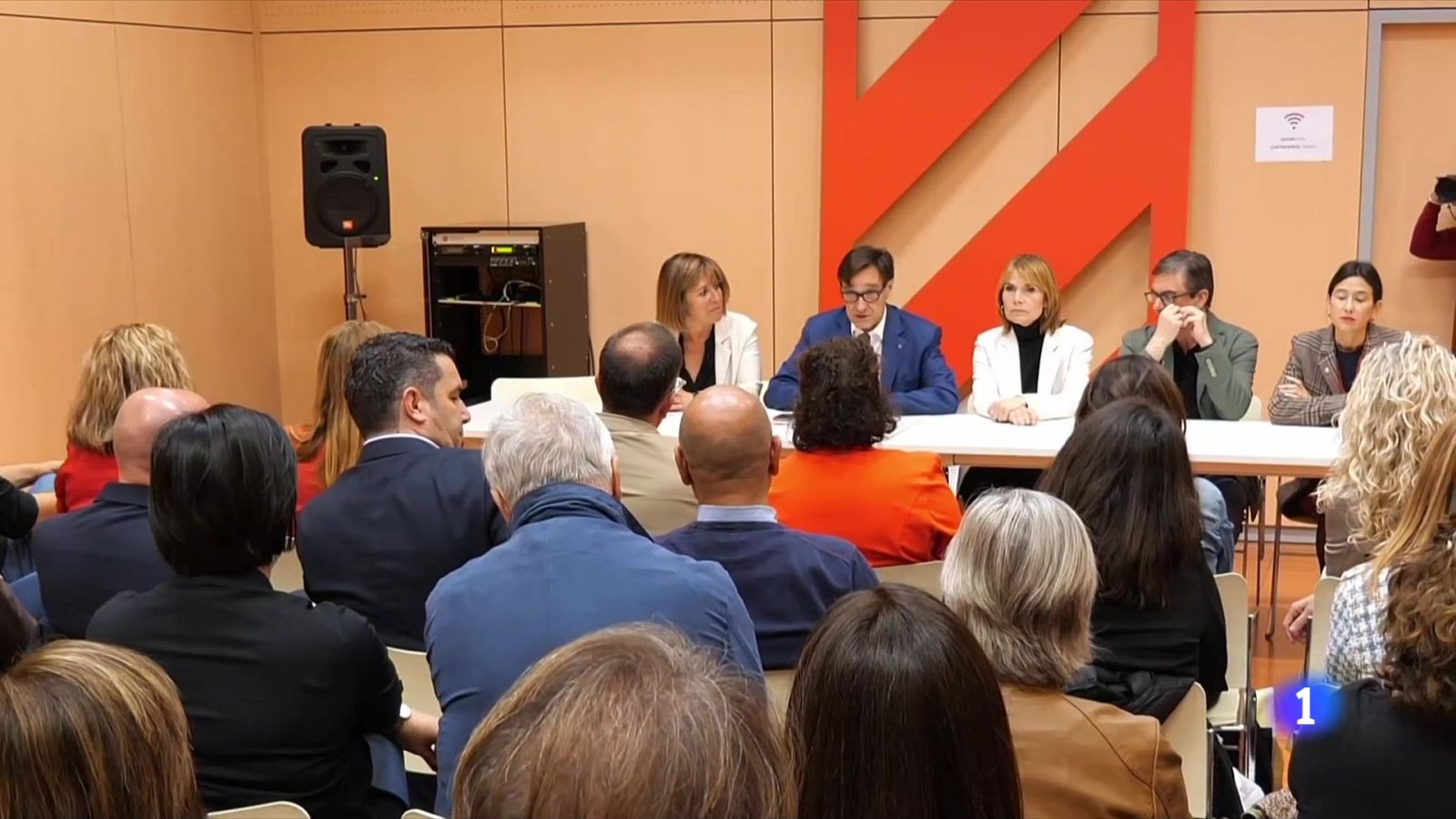 Finançament i referèndum capitalitzen el primer dia de campanya - L'Informatiu | Veure