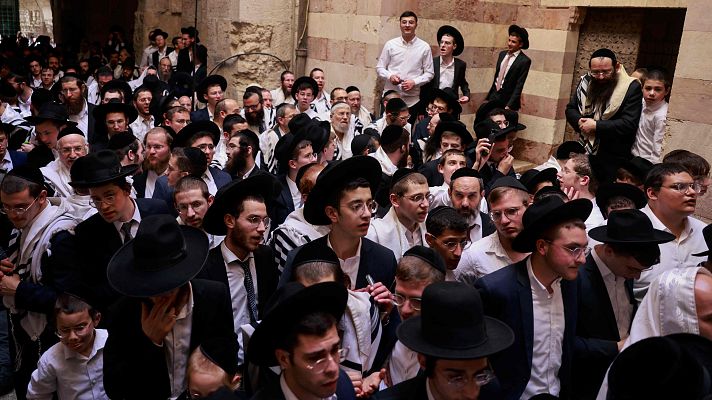 Telediario Internacional - Colonos judíos bailan delante de la mezquita de Al Aqsa, mientras la guerra continúa en Gaza