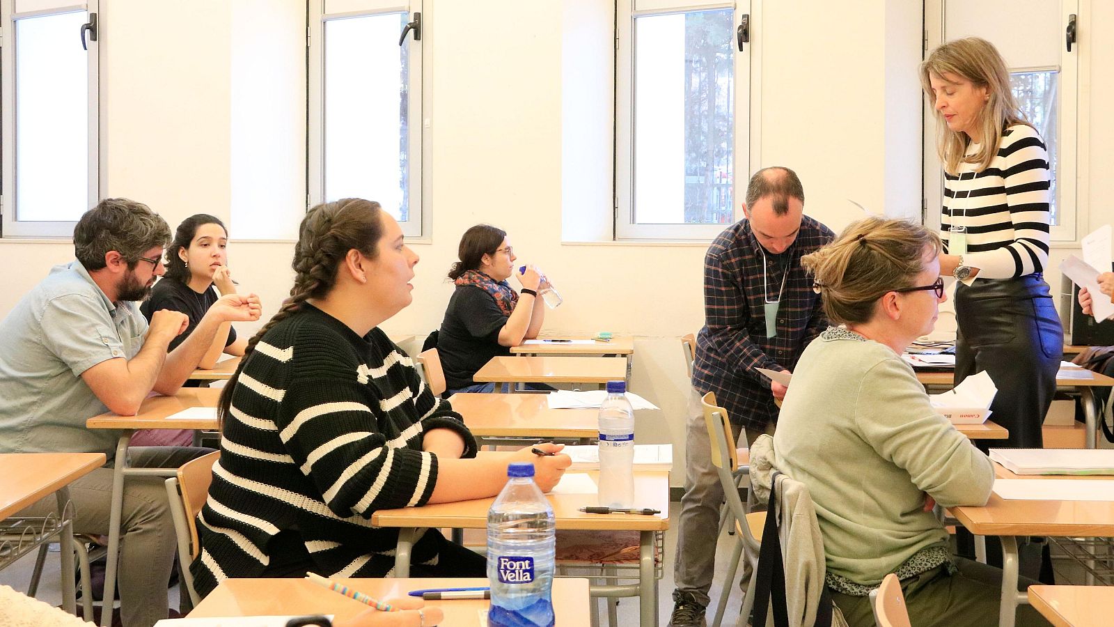 Més de 17.000 persones s'examinen a les oposicions a docents - L'Informatiu | Veure