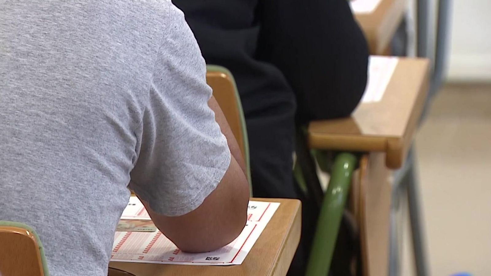 Opositar lluny de casa, el cas de molts aspirants a docents - L'Informatiu | Veure