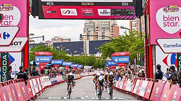 El Lidl-Trek se lleva la crono por equipos de La Vuelta femenina a pesar de una cada en la ltima curva