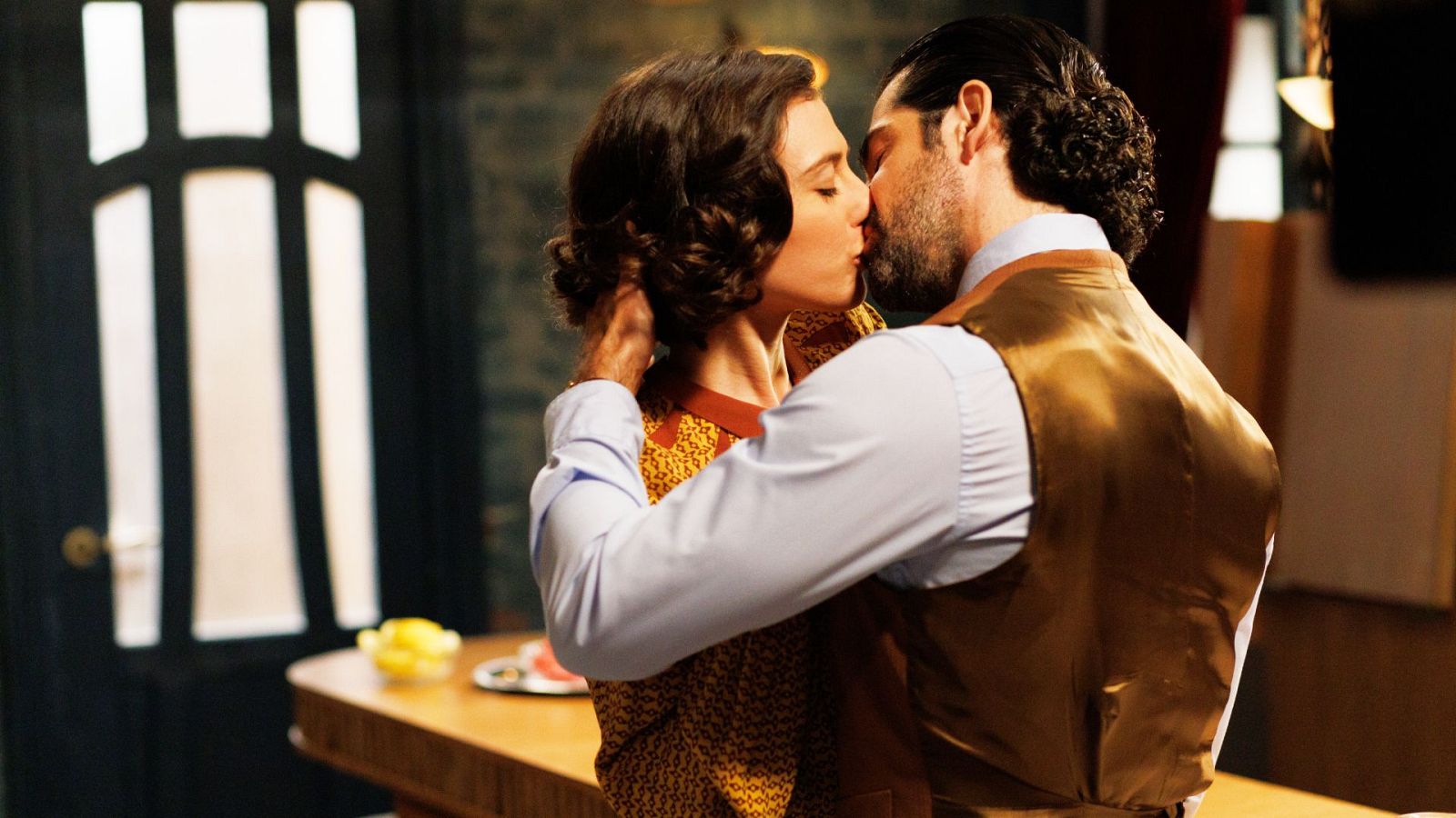 La Moderna: Inés y César se dan su primer beso | Ver