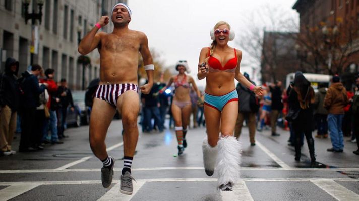 Telediario 1 - Carrera navideña ligera de ropa en Boston